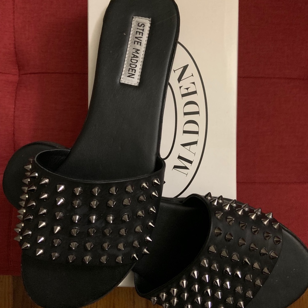 Farryn Slide Sandal
STEVE MADDEN